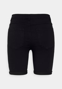 Černé džínové kraťasy s těsným střihem, ohrnutými lemy, poutky na pásek a dvěma zadními kapsami. Hladká textura s minimálním prošíváním.