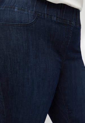 Jeans in denim blu scuro con una texture liscia, dotati di una vita elasticizzata, tasche laterali e un leggero sbiadimento per un look casual.