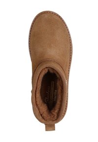 Bota tipo slip-on de ante texturizado con punta redondeada, forro de piel suave y paneles laterales elásticos para facilitar su uso.