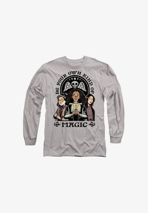 Graues Langarm-T-Shirt mit einem Grafikdesign von drei Charakteren und dem Text "SEI DEINE EIGENE ART VON MAGIE" in fetten schwarzen Buchstaben.