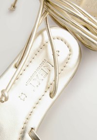 Next FOREVER COMFORT - Sandalai su T formos dirželiu - soft gold leather