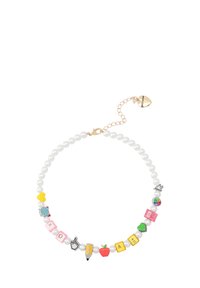 Collana di perline con perle bianche, caratterizzata da charm colorati a forma di lettere e forme, tra cui una matita, un cuore, una mela e un accento olografico.