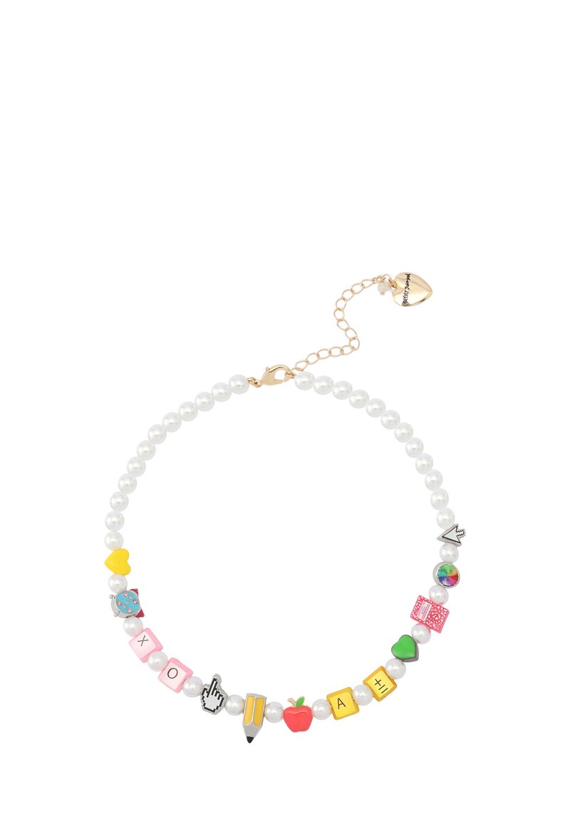 Collana di perline con perle bianche, caratterizzata da charm colorati a forma di lettere e forme, tra cui una matita, un cuore, una mela e un accento olografico.