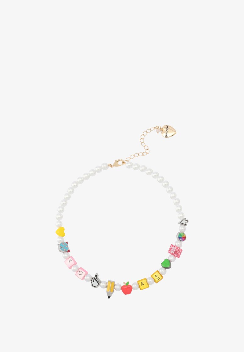 Collana di perline con perle bianche, caratterizzata da charm colorati a forma di lettere e forme, tra cui una matita, un cuore, una mela e un accento olografico.
