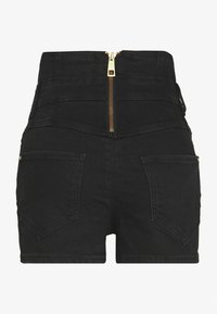 Mustat farkkushortsit, joissa on korkeavyötärö, kultainen vetoketjukiinnitys takana ja kaksi takataskua kaarevilla saumoilla.