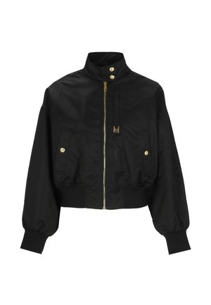 Giacca corta nera con collo alto, cerniera e bottoni dorati, due tasche frontali con pattina e maniche lunghe a sbuffo con polsini.