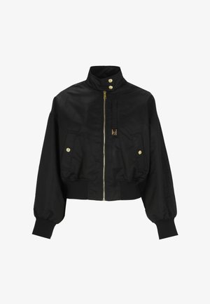 Giacca corta nera con collo alto, cerniera e bottoni dorati, due tasche frontali con pattina e maniche lunghe a sbuffo con polsini.