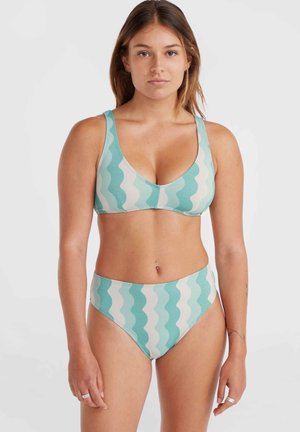 Bikini set bestående av två delar i turkos och vit vågig mönster. Materialet är mjukt och stretchigt. Toppen har en rundad halsringning, och botten har en hög midjedesign.