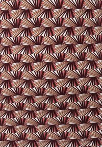 Textielpatroon met afwisselende waaier vormen in bruin, roze en wit. Het ontwerp heeft diagonale strepen die textuur creëren.