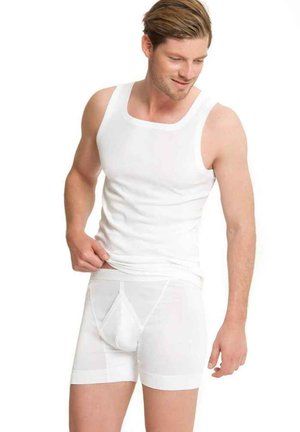 Hvid bomulds tanktop og hvide boxershorts med en glat tekstur, tætsiddende design og en frontlomme for støtte.