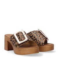 Leren sandalen met een luipaardprint en een houten blokhak, voorzien van een brede band en een grote zilveren gesp als accent.
