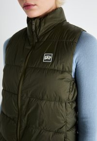 GAP LOGO PUFFER VEST - Liemenė - olive night