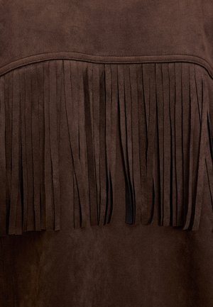 Tela de ante marrón con detalles de flecos verticales en la parte superior. Textura suave, color uniforme y costuras limpias visibles.