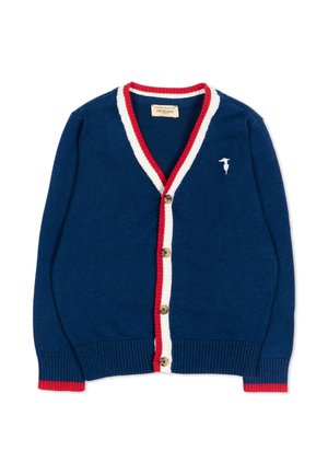Marineblauwe cardigan met rood-witte bies langs de V-hals en knopenlijn, houten knopen en een klein wit vogellogo op de borst.