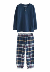 Marineblå langærmet top med henley-udskæring og træknapper, parret med ternede pyjamasbukser i marineblå, guld og rød.