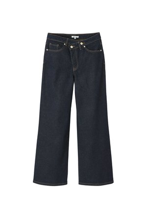 Jean denim bleu foncé à jambe large avec poches avant et arrière, passants pour ceinture et fermeture par bouton métallique.