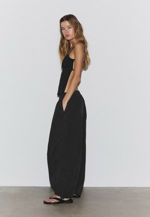 Stradivarius, BARREL POPLIN TROUSERS WITH STOPPERS 07266400 - Pantalon classique - black