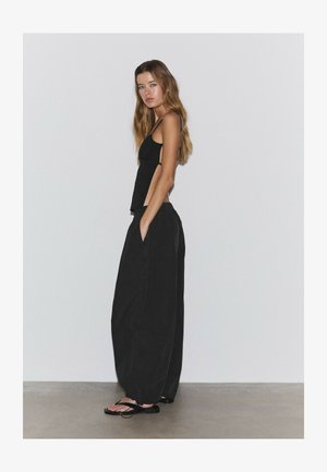 Stradivarius, BARREL POPLIN TROUSERS WITH STOPPERS 07266400 - Pantalon classique - black