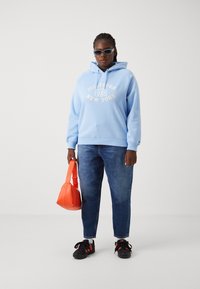 Tommy Hilfiger Curve VARSITY HOODIE - Melegítőfelső - vessel blue