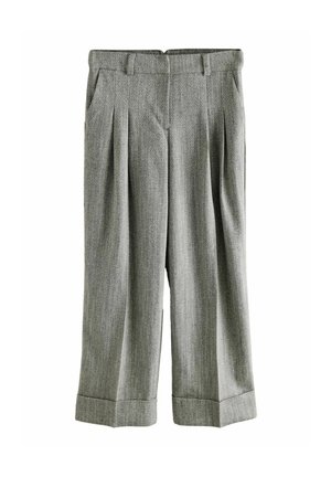 Pantalon de costume en laine grise avec plis devant, passants de ceinture, poches latérales et larges revers à l'ourlet, présenté sur fond blanc.