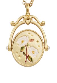 Pendente in tono oro con design floreale smaltato, caratterizzato da fiori bianchi e foglie verdi, circondato da piccole stelle d'oro e perle.
