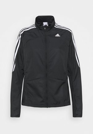 Giacca sportiva nera con chiusura a zip, fodera in mesh e accenti a strisce bianche lungo le spalle. Due tasche frontali con zip.