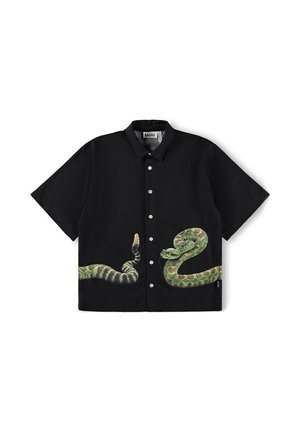 Czarna koszulka z krótkim rękawem z realistycznymi zielonymi i prążkowanymi wzorami węży na przodzie, z sześcioma białymi guzikami i kołnierzykiem.