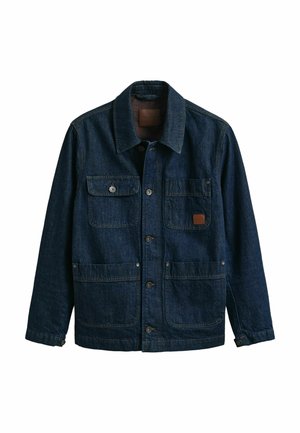 Donkerblauwe denimjas met vier voorzakken, knoopsluitingen en een kraag, getoond op een witte achtergrond.