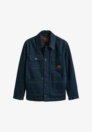 Donkerblauwe denimjas met vier voorzakken, knoopsluitingen en een kraag, getoond op een witte achtergrond.