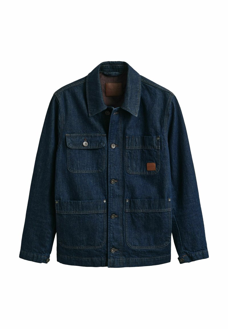 Giacca in denim blu scuro con quattro tasche frontali, chiusure con bottoni e colletto, mostrata su uno sfondo bianco.