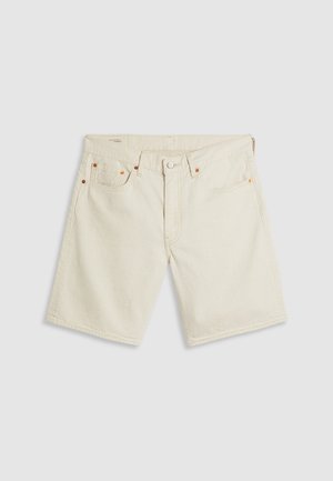 Białe szorty dżinsowe o prostym kroju, z pięcioma kieszeniami, kontrastowym przeszyciem i metalowymi akcentami. Gładka tekstura i dopasowany krój.