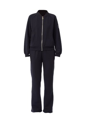 Giacca bomber nera con zip e pantaloni dritti coordinati, entrambi con polsini e vita a costine, esposti su uno sfondo bianco.