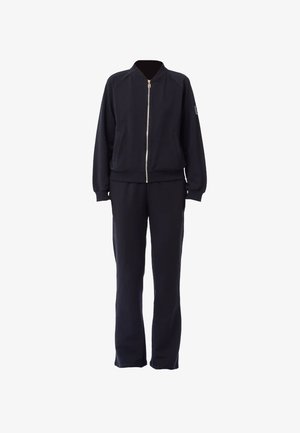 Giacca bomber nera con zip e pantaloni dritti coordinati, entrambi con polsini e vita a costine, esposti su uno sfondo bianco.