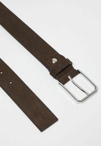 Cintura in suede marrone con fibbia in metallo argentato, caratterizzata da una texture liscia e da diversi fori per la regolazione. Design semplice e funzionale.