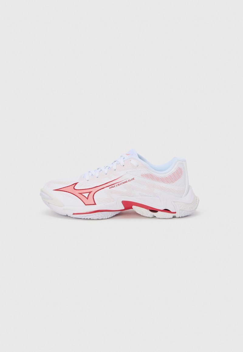 Chaussure de sport blanche avec des accents rouges et une tige en mesh texturé. Dispose d'une semelle arrondie et d'un système de laçage. Marque "Wave Lightning Elite" visible.