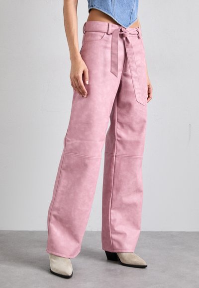 Lichtroze high-waisted wijdvallende broek gemaakt van zachte faux leer, met een ceintuur in de taille, zijzakken en een gladde textuur.