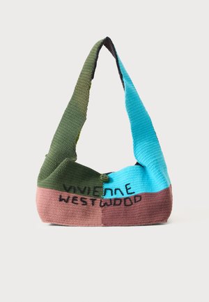Hæklet skuldertaske med bred rem i grøn, blå og pink, med knaplukning og sort broderet tekst "Vivienne Westwood."