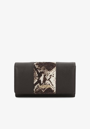 Cartera de cuero marrón oscuro con un panel texturizado y estampado en crema y marrón, con un detalle de logo dorado. Forma rectangular compacta.