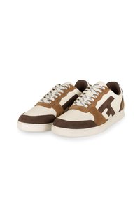 Heren sneakers gemaakt van crèmekleurig mesh en bruine suède. Beschikt over geprofileerde accenten, geperforeerde panelen en multicolor patroonveters.