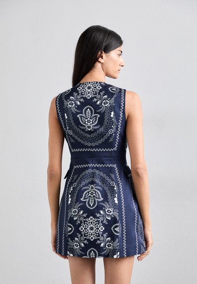 Rochie fără mâneci, de culoare bleumarin, cu broderie florală albă, formă ajustată și talie definită cu un detaliu legat pe spate.