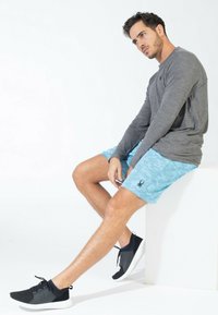 Spyder CAMOUFLAGE - Pantalón corto de deporte - light blue