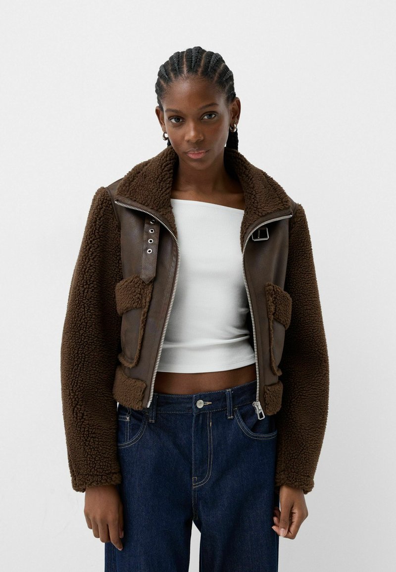Bershka DOUBLE-FACED SHEARLING SLEEVES - Veste en similicuir - mottled dark brown/marron fonc?� 