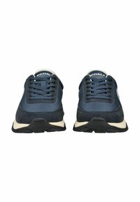 Sneakers blu navy con tomaia in sintetico testurizzato e accenti in camoscio. Presentano lacci piatti, una suola intermedia bianca imbottita e una suola in gomma.