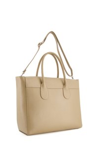 Beige læder tote taske med en tekstureret overflade, dobbelte top håndtag og en aftagelig skulderrem. Simpelt design uden synlige detaljer.