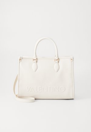 Bolsa de mão em couro texturizado branco com alças superiores, alça de ombro destacável e logotipo "VALENTINO" em relevo na parte da frente.