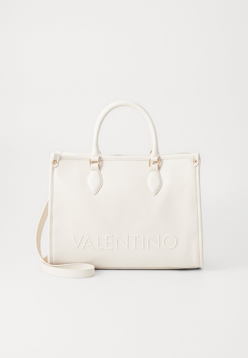 Borsa a tracolla in pelle bianca testurizzata con manici superiori, tracolla rimovibile e logo "VALENTINO" impresso sul davanti.