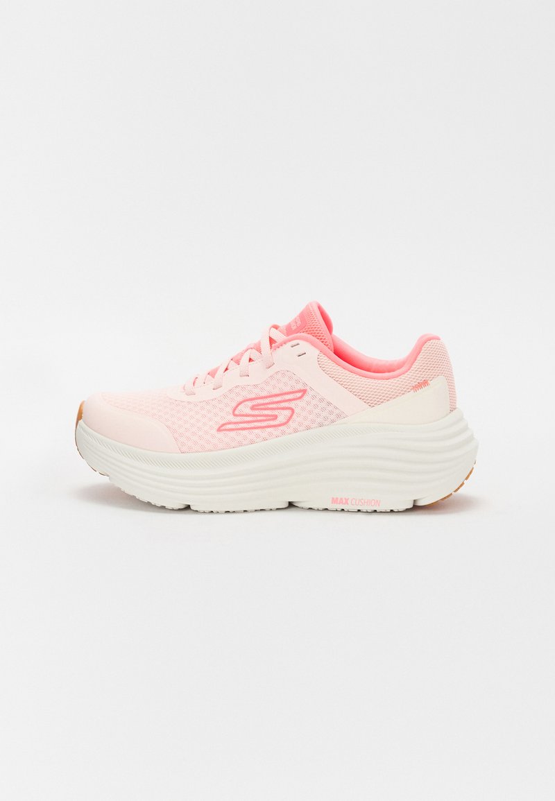 Sneaker rosa chiaro con tomaia in mesh traspirante, suola bianca imbottita e accenti rosa. Presenta un logo sul lato e dettagli testurizzati.