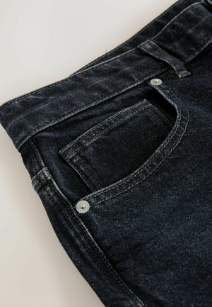 Mörka denimjeans med en lätt textur, som har en bakficka och metallknappdetalj vid midjan samt kontrasterande sömmar.