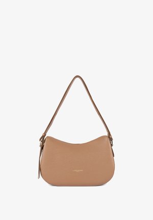 Sac à bandoulière en cuir couleur miel, de forme incurvée, avec fermeture éclair et une seule sangle réglable. Présente un logo discrètement embossé à l'avant.