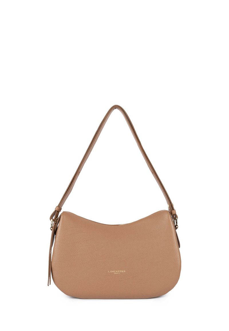 Sac à bandoulière en cuir couleur miel, de forme incurvée, avec fermeture éclair et une seule sangle réglable. Présente un logo discrètement embossé à l'avant.